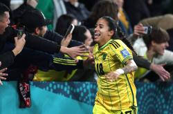 半岛体育活动-世界级女足球选手向观众展现实力