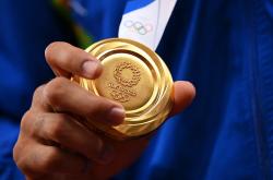 半岛体育官方登录入口-客场逆袭，翻盘成功握手冠军奖杯的简单介绍