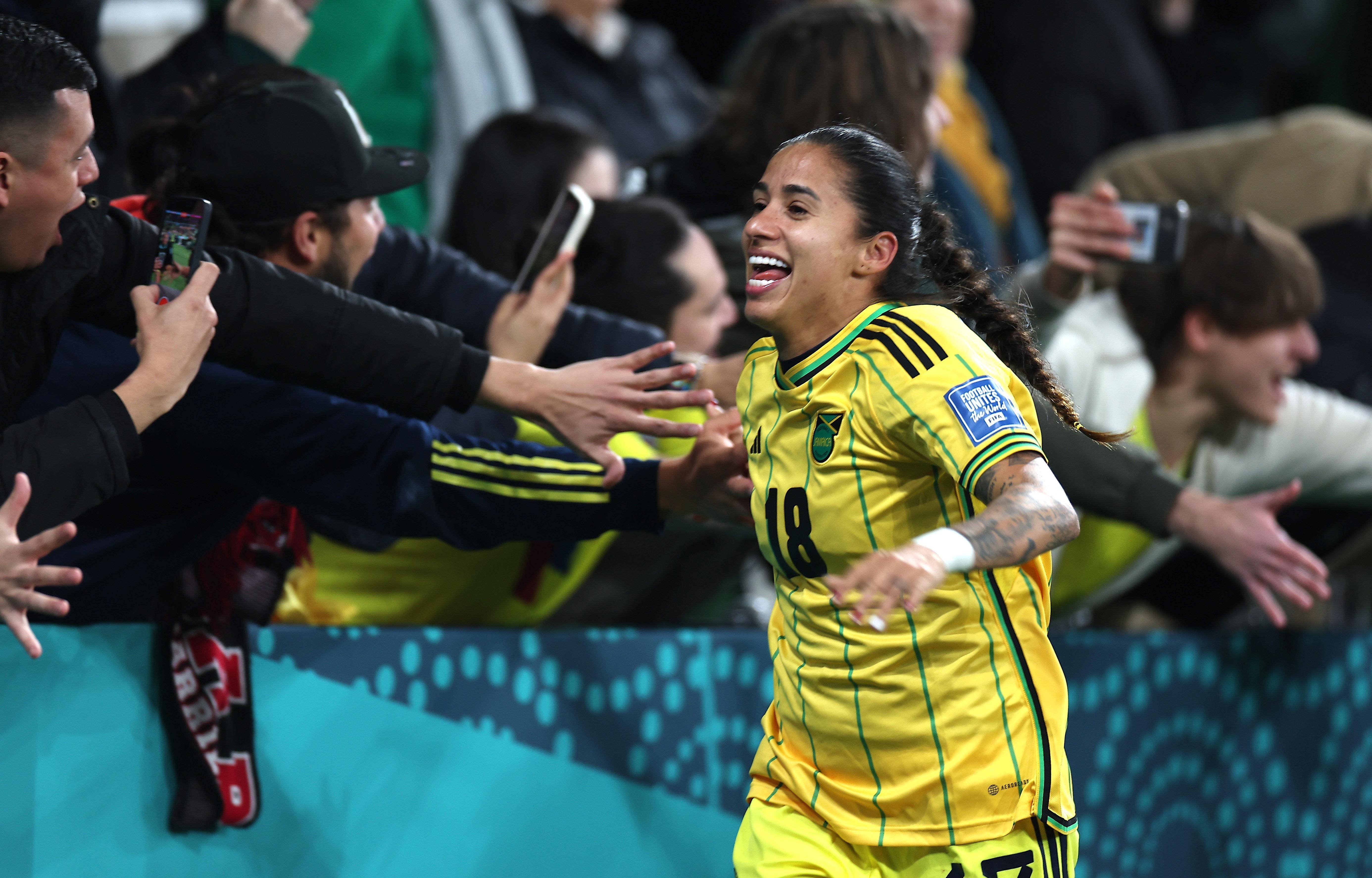 世界级女足球选手向观众展现实力 世界级女足球选手向观众展现实力