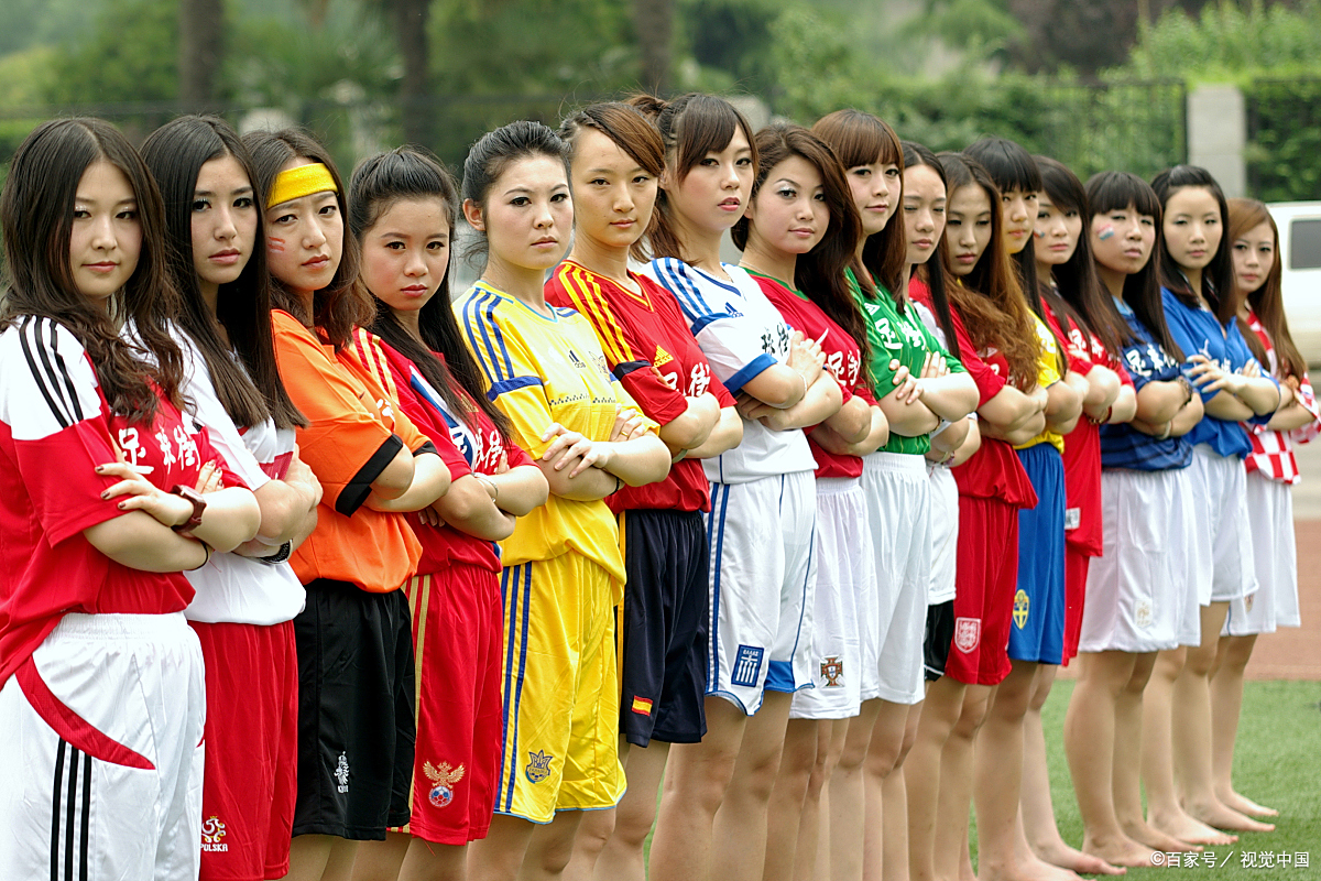 世界级女足球选手向观众展现实力 世界级女足球选手向观众展现实力