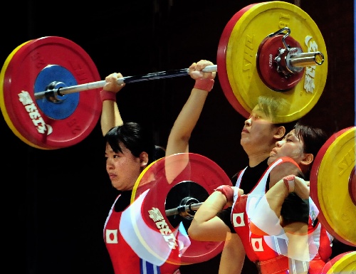 包含俄罗斯举重选手力压群雄，登上领奖台的词条