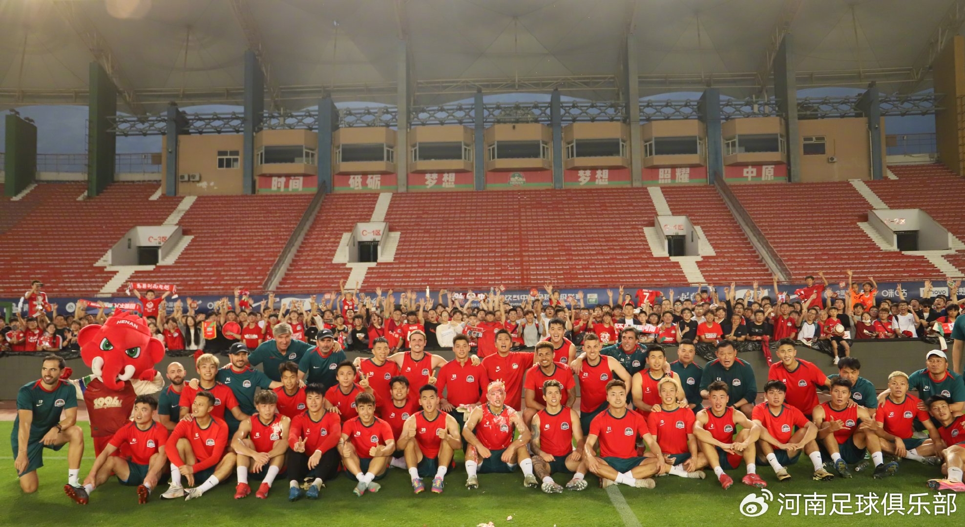 足球明星呈现高潮，球迷热情掀起的简单介绍