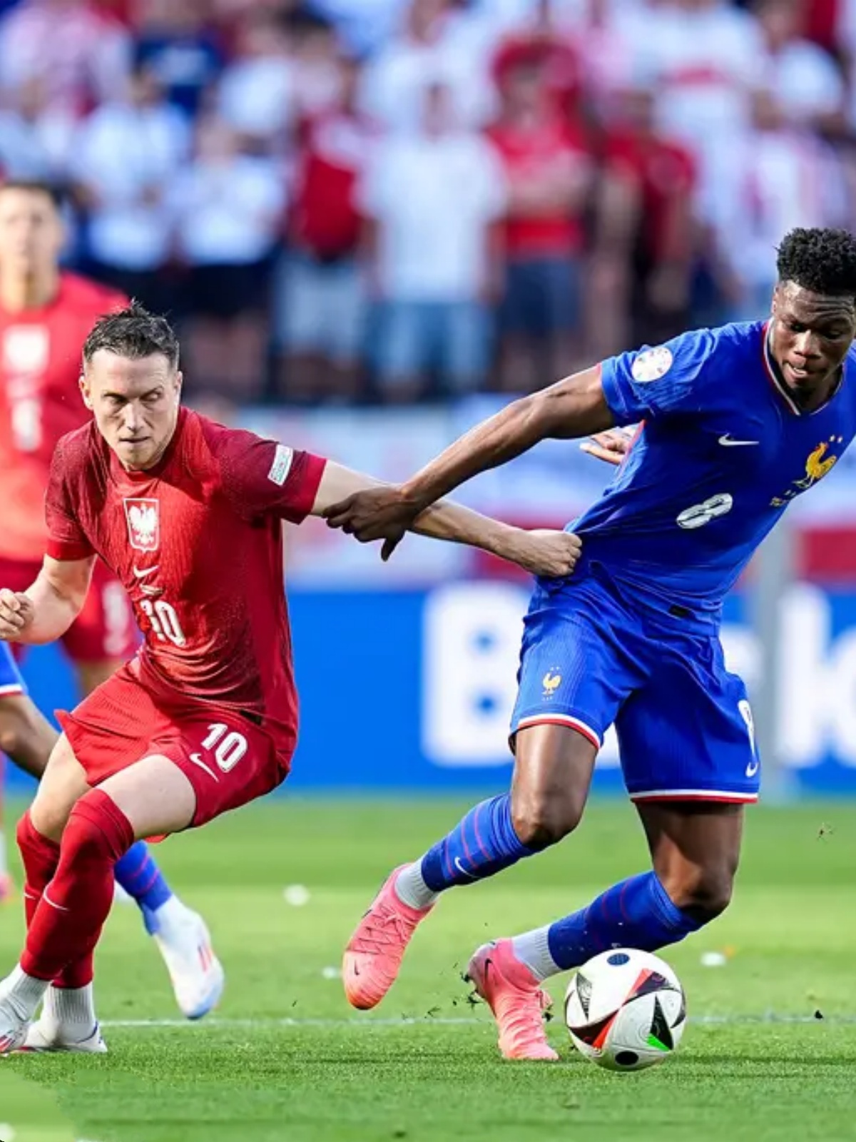 波兰队完胜，成功晋级欧洲联赛强